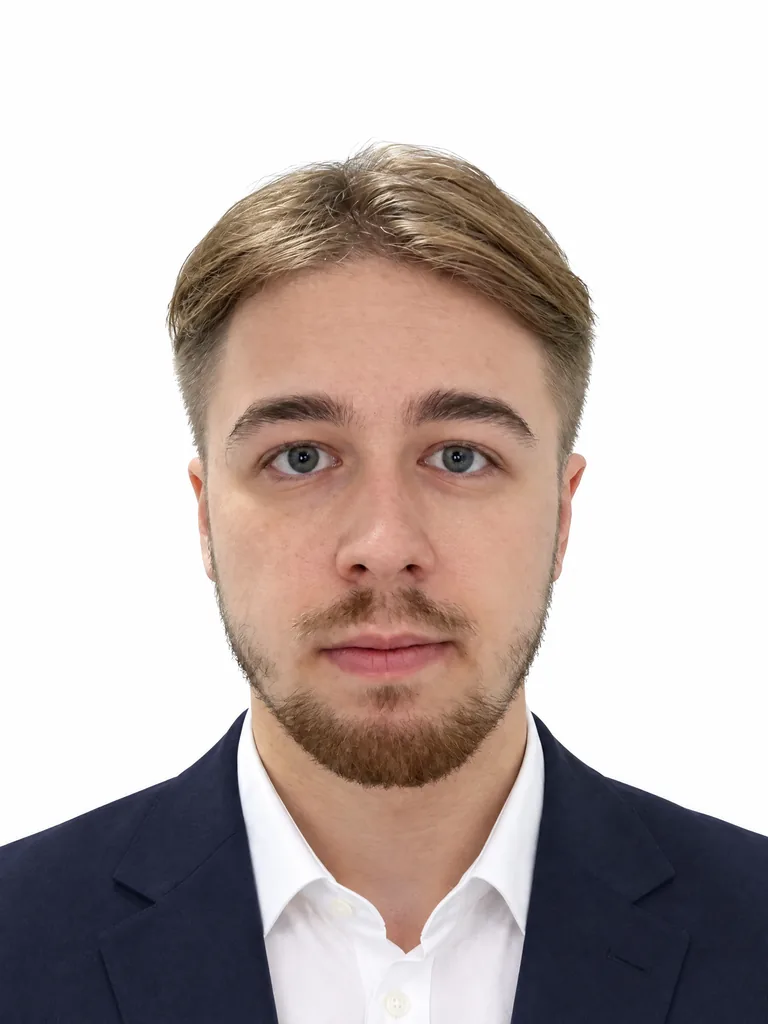 Готовое фото на паспорт: молодой человек анфас на ровном белом фоне, в темном пиджаке и белой рубашке