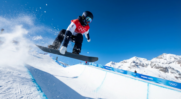 Сгенерировать фото или селфи в тематике "Я в прыжке в сноуборде"