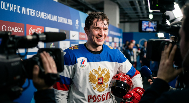 Сгенерировать фото или селфи в тематике "Я даю интервью после хоккейного матча"