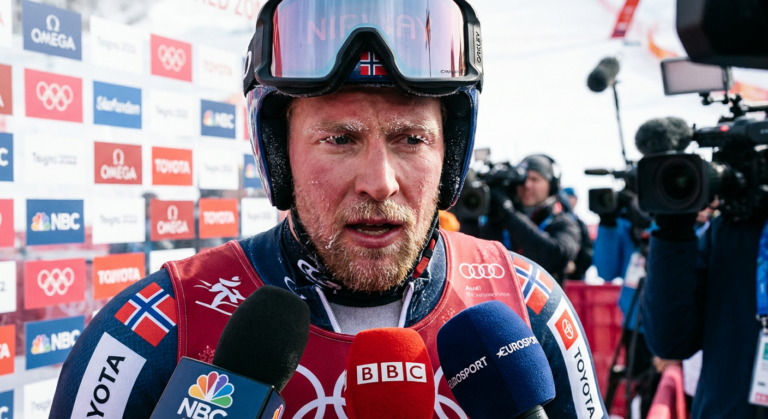 Сгенерировать фото или селфи в тематике "Я даю интервью после альпийского спуска"