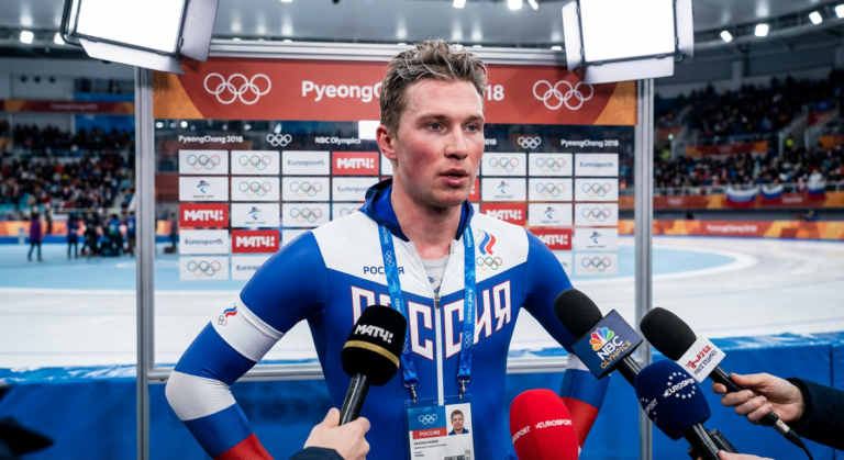 Сгенерировать фото или селфи в тематике "Я даю интервью после конькобежного забега"