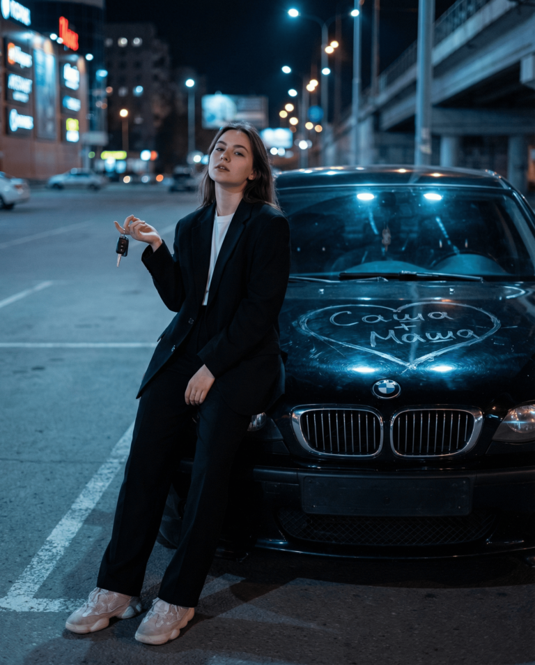 Сгенерировать трендовое фото в стиле "Романтичное фото с сердцем и именами на капоте"