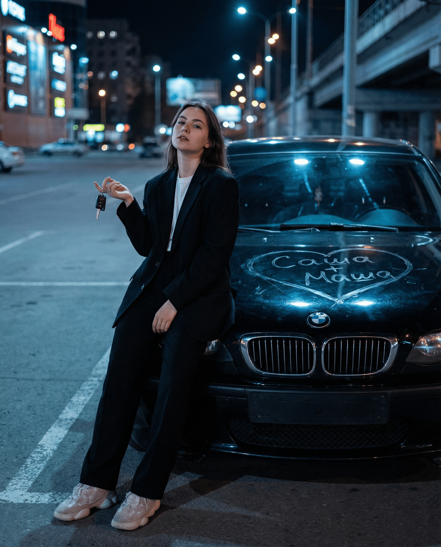 Сгенерировать трендовое фото в стиле «Романтичное фото с сердцем и именами на капоте»