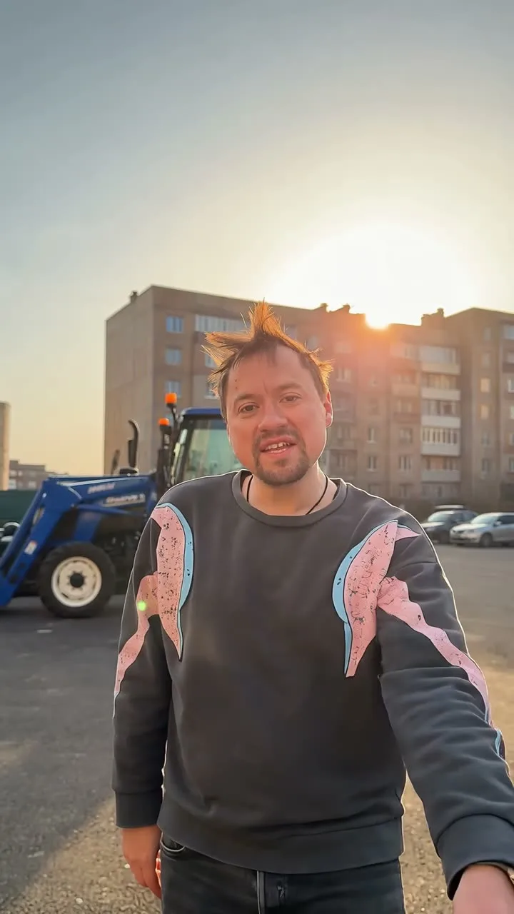 Постер готового тренда «Ты танцуешь. Друг врывается в кадр.»
